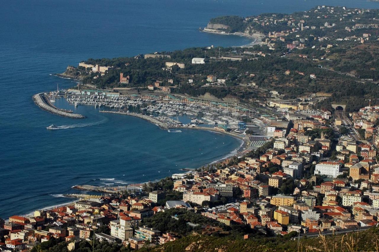 Апартаменты Casa Erika Fronte Mare Варацце Экстерьер фото