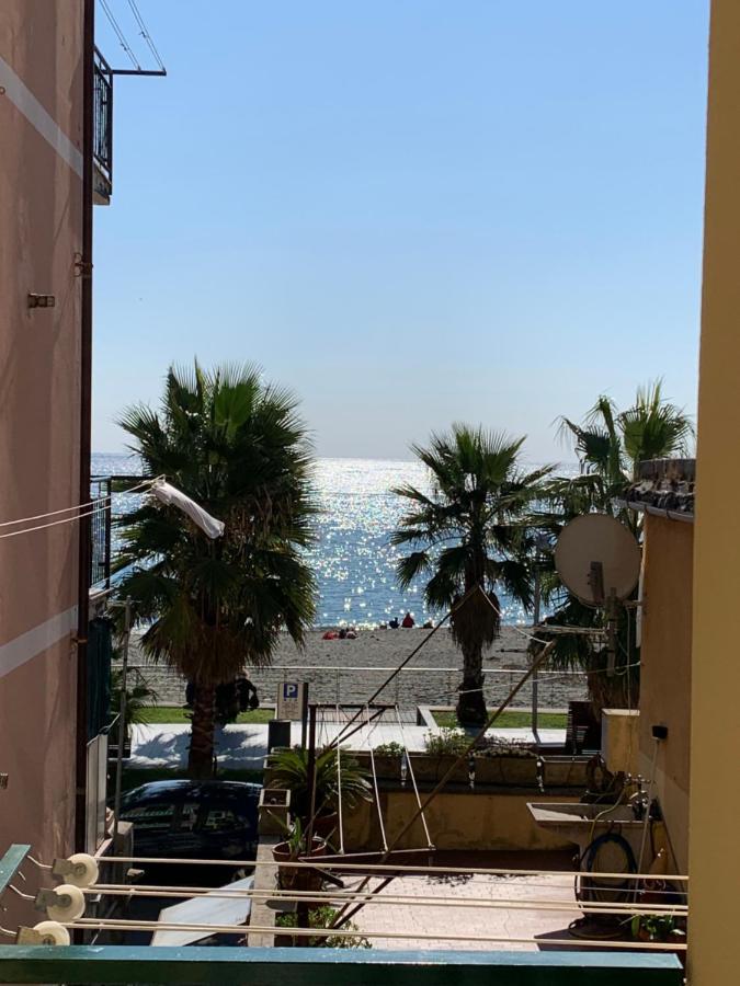 Апартаменты Casa Erika Fronte Mare Варацце Экстерьер фото